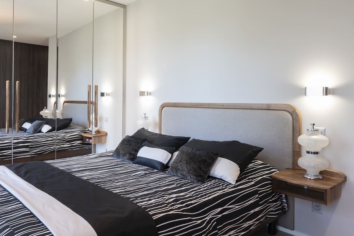 Dressing meuble entrée noyer massif avec miroir lit en noyer et tissu gainé