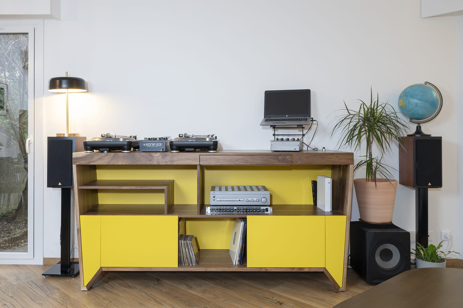 bureau de direction design en bois et métal meuble-noyer-massif-laque-jaune-coloree-sur-mesure-annecy