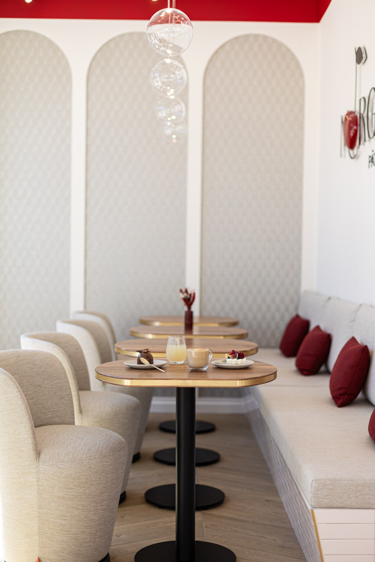grand meuble en bois sur-mesure avec rangements meuble-tables-boi-sur-mesure-salon-the-cafe
