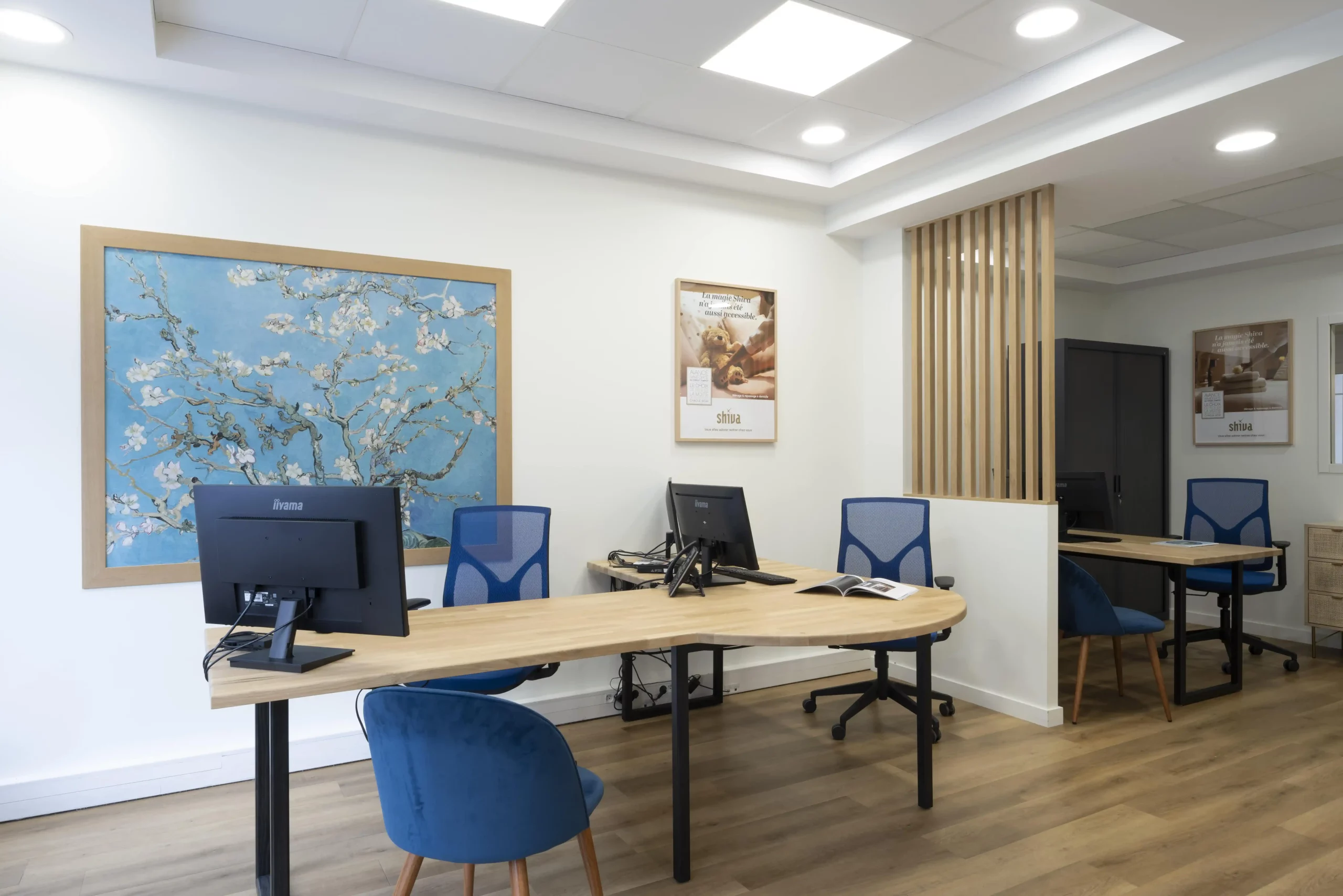 grand meuble en bois sur-mesure avec rangements meuble-bureau-bois-sur-mesure-design
