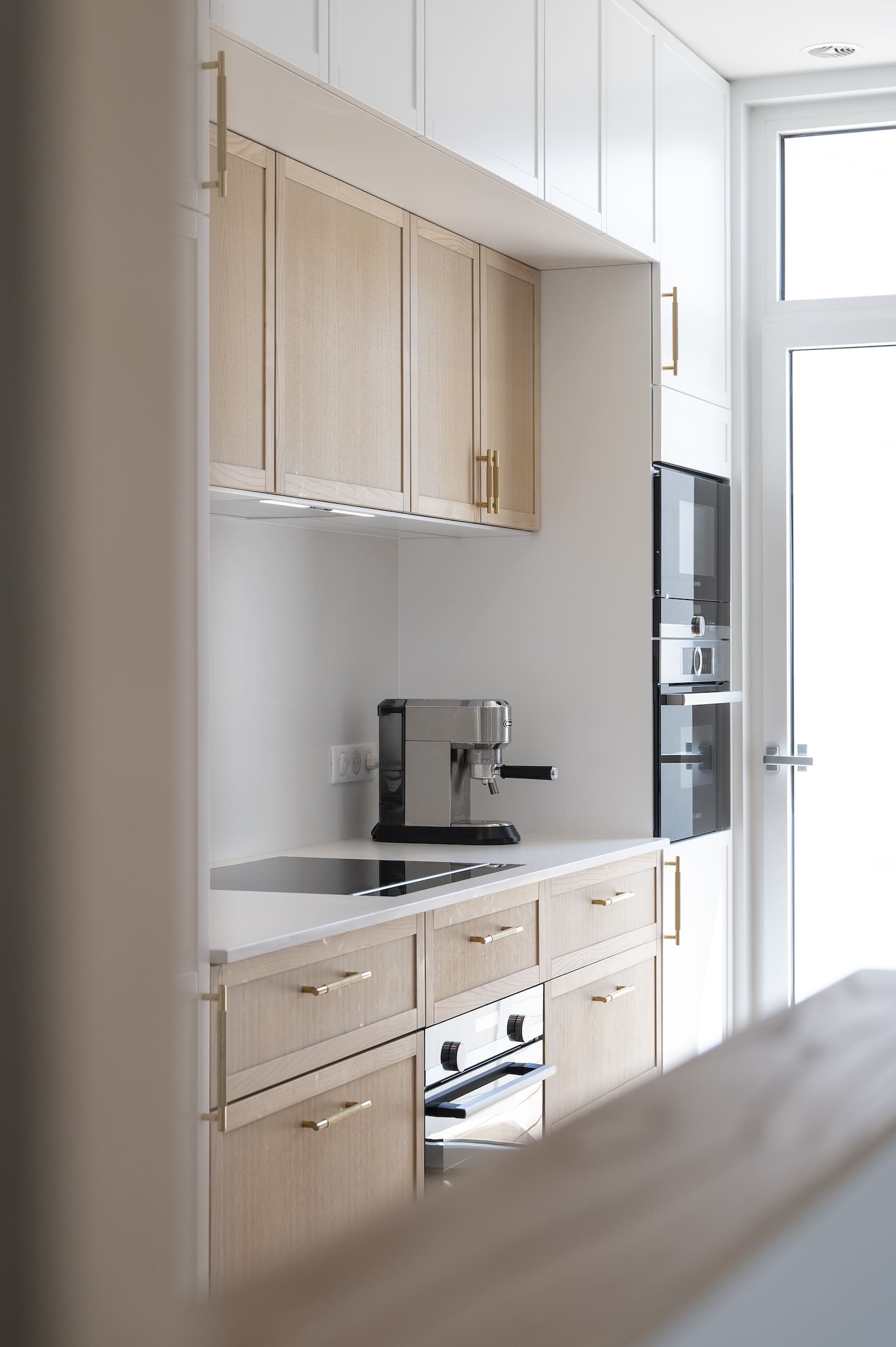 cuisine-sur-mesure-chataignier-laque-blanche-design meuble-bureau-bois-sur-mesure-design