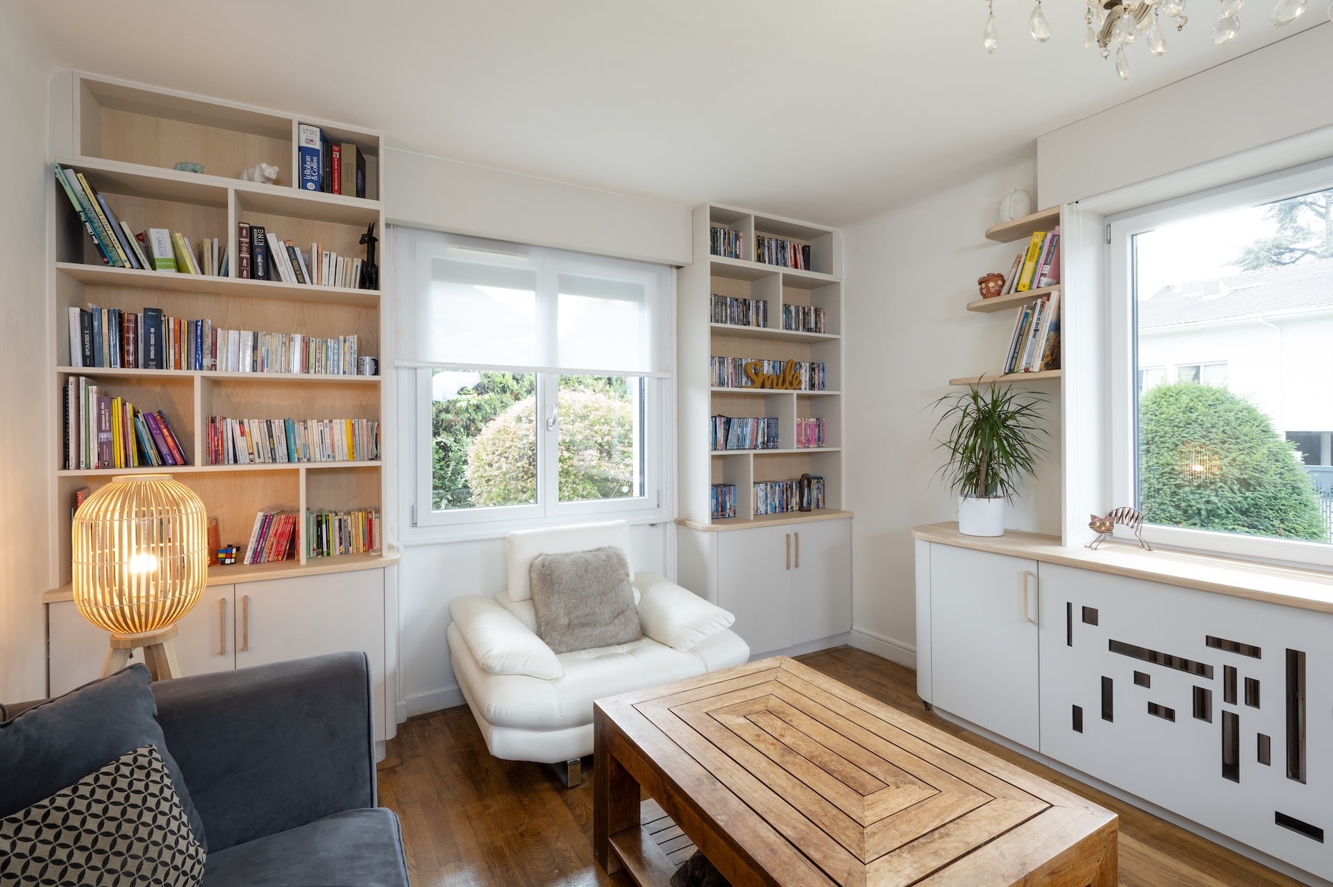 vue depuis la table de la bibliothèque en bois sur mesure