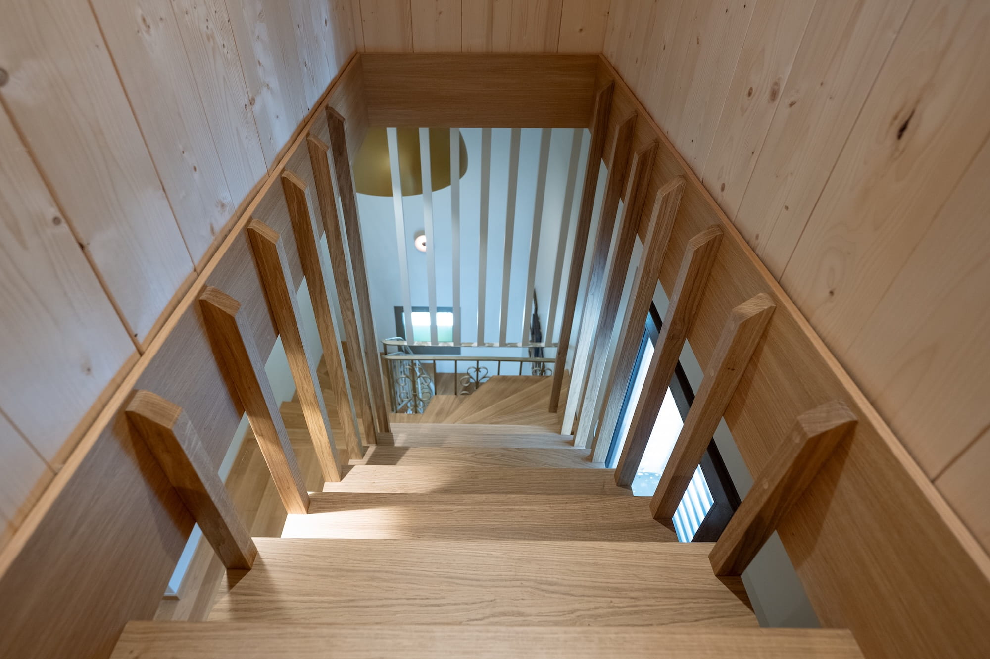 bureau éclairé Escalier suspendu moderne en chêne massif avec garde-corps en claustra de bois