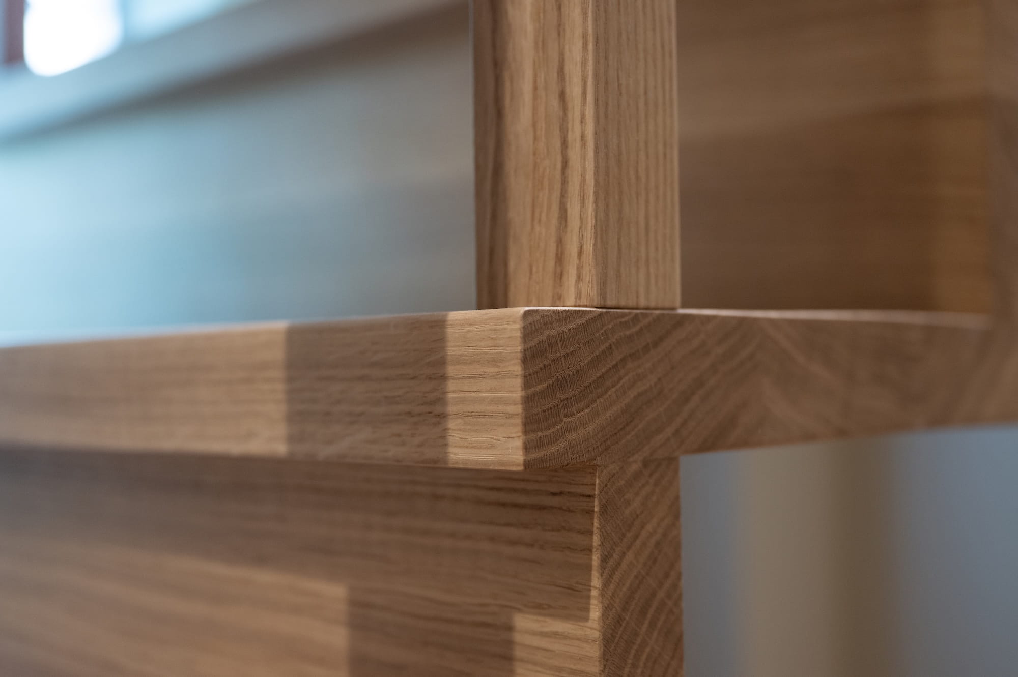 vision avec flou meuble Structure de tasseaux en bois façon claustra pour le maintien d'un escalier suspendu